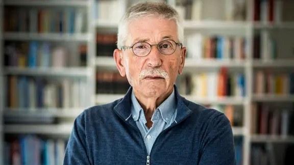 Thilo Sarrazin vor einer Bücherwand