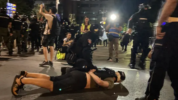 Serbische Polizisten gehen gegen Demonstranten in Belgrad vor