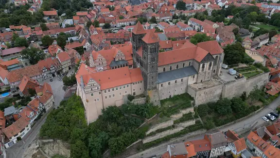 Blick auf die Stiftskirche St. Servatius mit Schlossmuseum in Quedlinburg. 