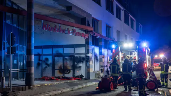 Feuerwehreinsatz vor einem Gebäude in Leipzig
