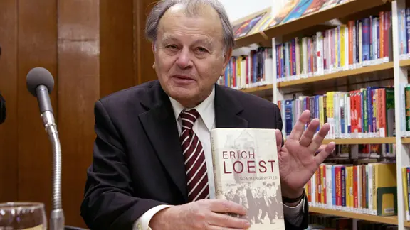 Ο συγγραφέας Erich Loest (GER) παρουσιάζει το βιβλίο του - Summer Thunderstorm - κατά τη διάρκεια του εορτασμού της πόλης της Λειψίας για τα 80α γενέθλιά του στη βιβλιοθήκη της πόλης. | imago/Michael Schöne Ο συγγραφέας Erich Loest (GER) παρουσιάζει το βιβλίο του - Summer Thunderstorm - κατά τη διάρκεια του εορτασμού της πόλης της Λειψίας για τα 80α γενέθλιά του στη βιβλιοθήκη της πόλης.