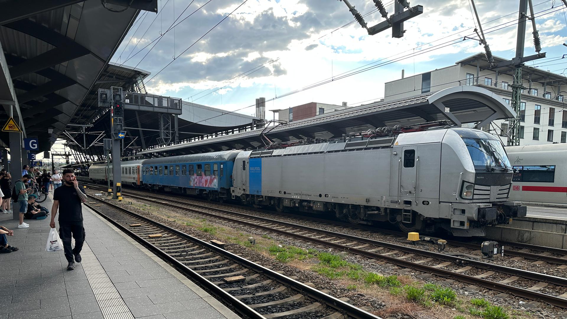 Ein Zug steht im Erfurter Hauptbahnhof. | MDR/Sebastian Großert