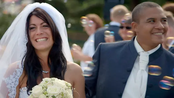Filmszene aus Folge 1: Glück - Patty und Sarah feiern Hochzeit.