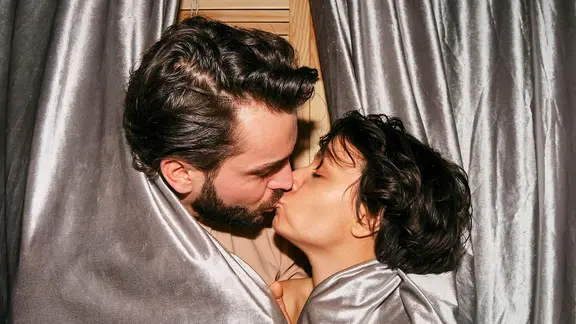 Ένας άντρας και μια γυναίκα φιλιούνται | picture alliance/Westend61/ΚΥΡΙΟΣ ΡΟΛΟΣ Παραγωγή Ένας άντρας και μια γυναίκα φιλιούνται