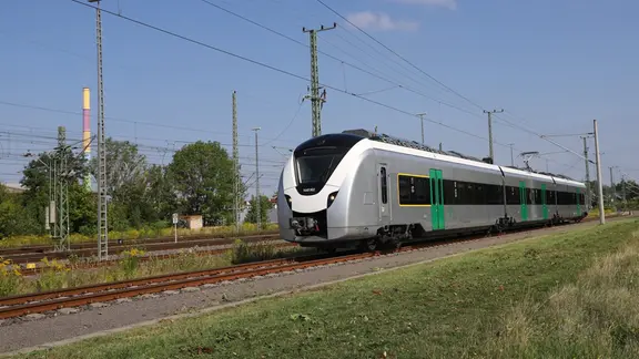 Akkuzug des Typs Coradia Continental BEMU fährt auf einer Strecke. 