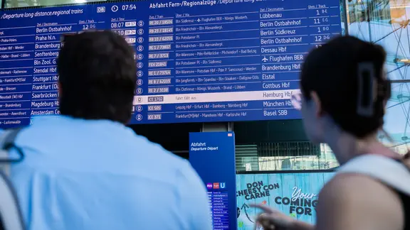 Eine Anzeigetafel am Berliner Hauptbahnhof zeigt eine ausgefallene Verbindung, 28. Mai 2026.