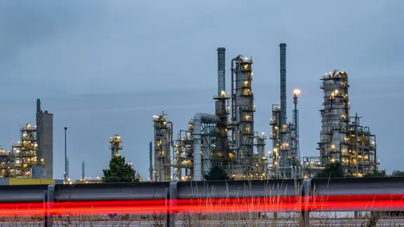 Lampen beleuchten die Total Raffinerie in Leuna. An dem 1300 Hektar großen Chemiestandort sind bisher laut Betreibergesellschaft Infraleuna Öl und Gas die Energie- und Rohstoffbasis. In den Firmen arbeiten 12.000 Menschen, darunter etwa 600 in der Raffinerie.