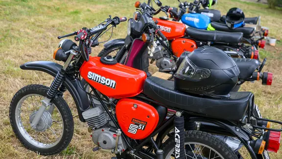 Eine DDR-Moped der Marke Simson vom Typ S51 Enduro stehtmit weiteren Fahrzeugen auf einer Wiese. (zu dpa: «Tempo 60 nicht nur für Simson? - Bundesrat gefragt»)