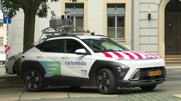 Das Bild zeigt ein Messfahrzeug, mit dem die Straßen in Gera digital erfasst werden.