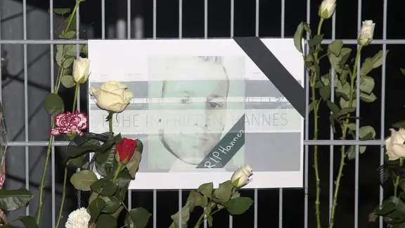 Mahnwache für den verstorbenen FCM-Fan Hannes S. vor der MDCC-Arena Magdeburg mit Blumen und Bild