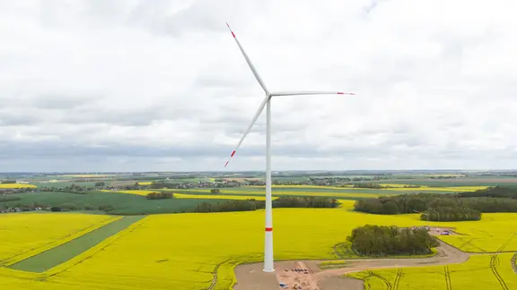 Blühender Raps umgibt das höchste Windrad im Landkreis Mittelsachsen.