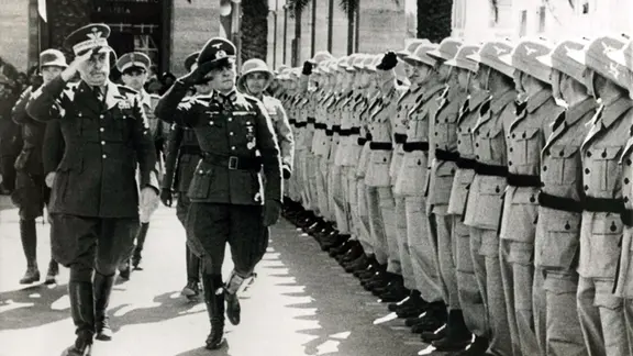General Italo Gariboldi, 1941 Generalgouverneur von Italienisch-Libyen, und Generalfeldmarschal Erwin Rommel passieren angetretene Soldaten.