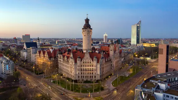 Blick auf das Leipziger Rathaus und die Innenstadt von oben in der Abenddämmerung