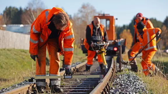 Mitarbeiter der Harzer Schmalspurbahnen GmbH HSB prüfen die Gleisstrecken im Bereich Benneckenstein. 