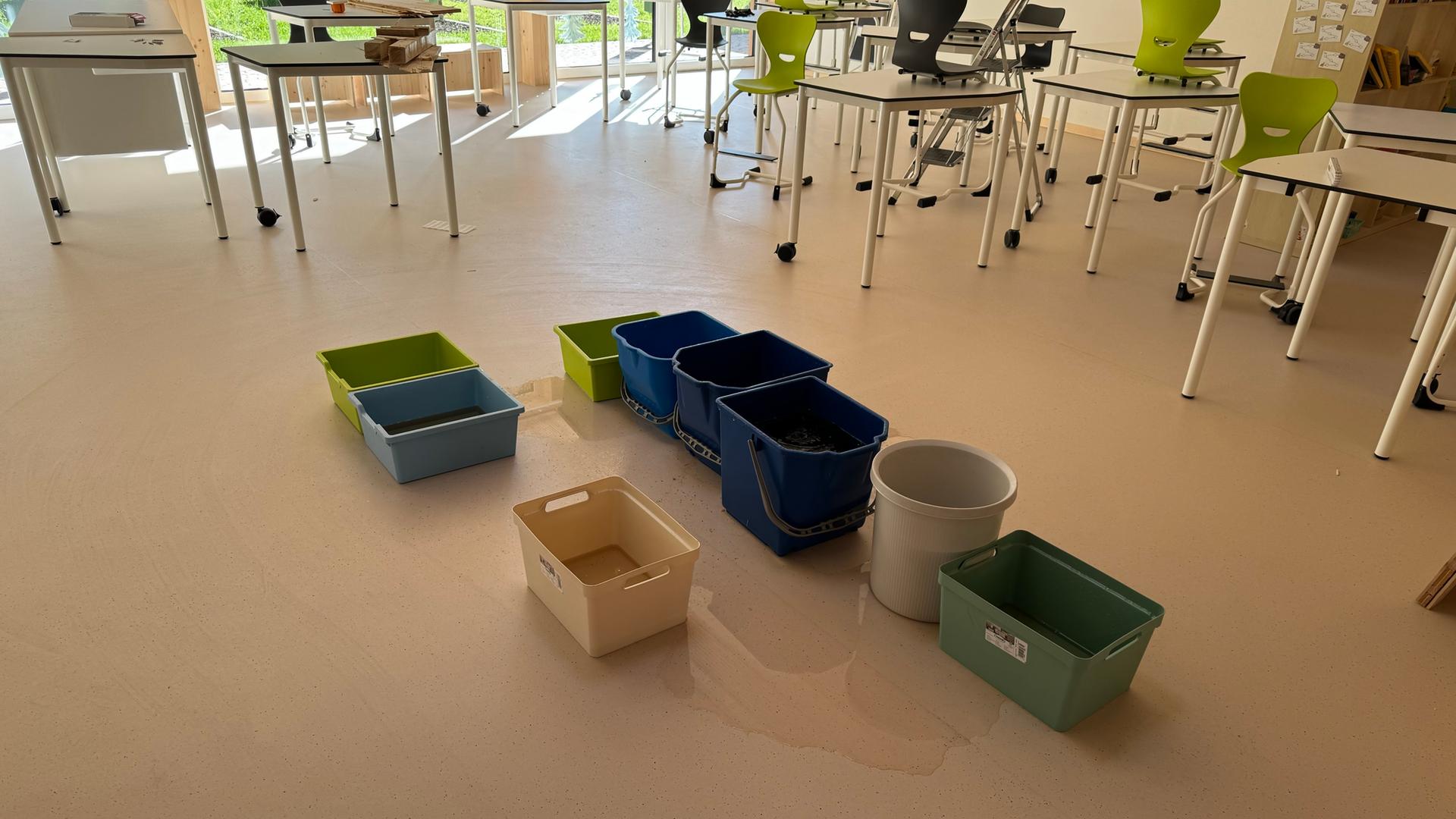 Eimer stehen in einem Klassenzimmer | Heidje Beutel