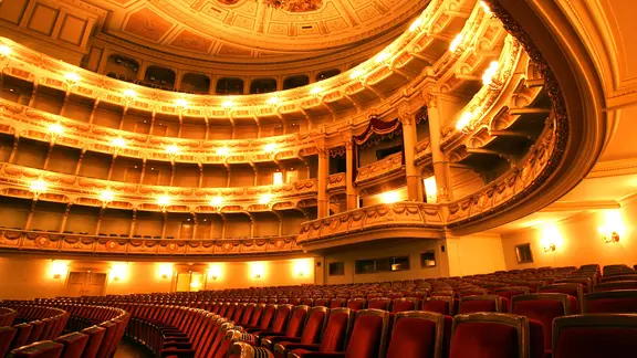 Zuschauerraum der Semperoper mit Stuhlreihen auf Parkett und Rängen