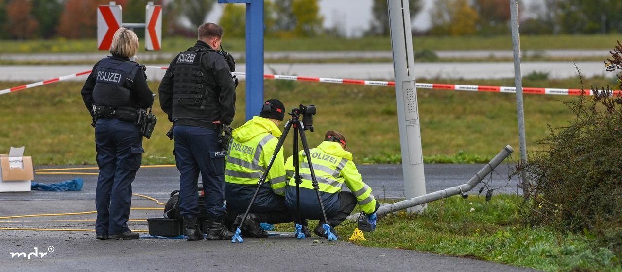 Die Polizei ermittelt nach einem erneuten Sicherheitsvorfall am Flughafen Leipzig/Halle an der Landebahn Nord. Ein Auto hatte nach ersten Erkenntnissen einen Zaun durchbrochen. 