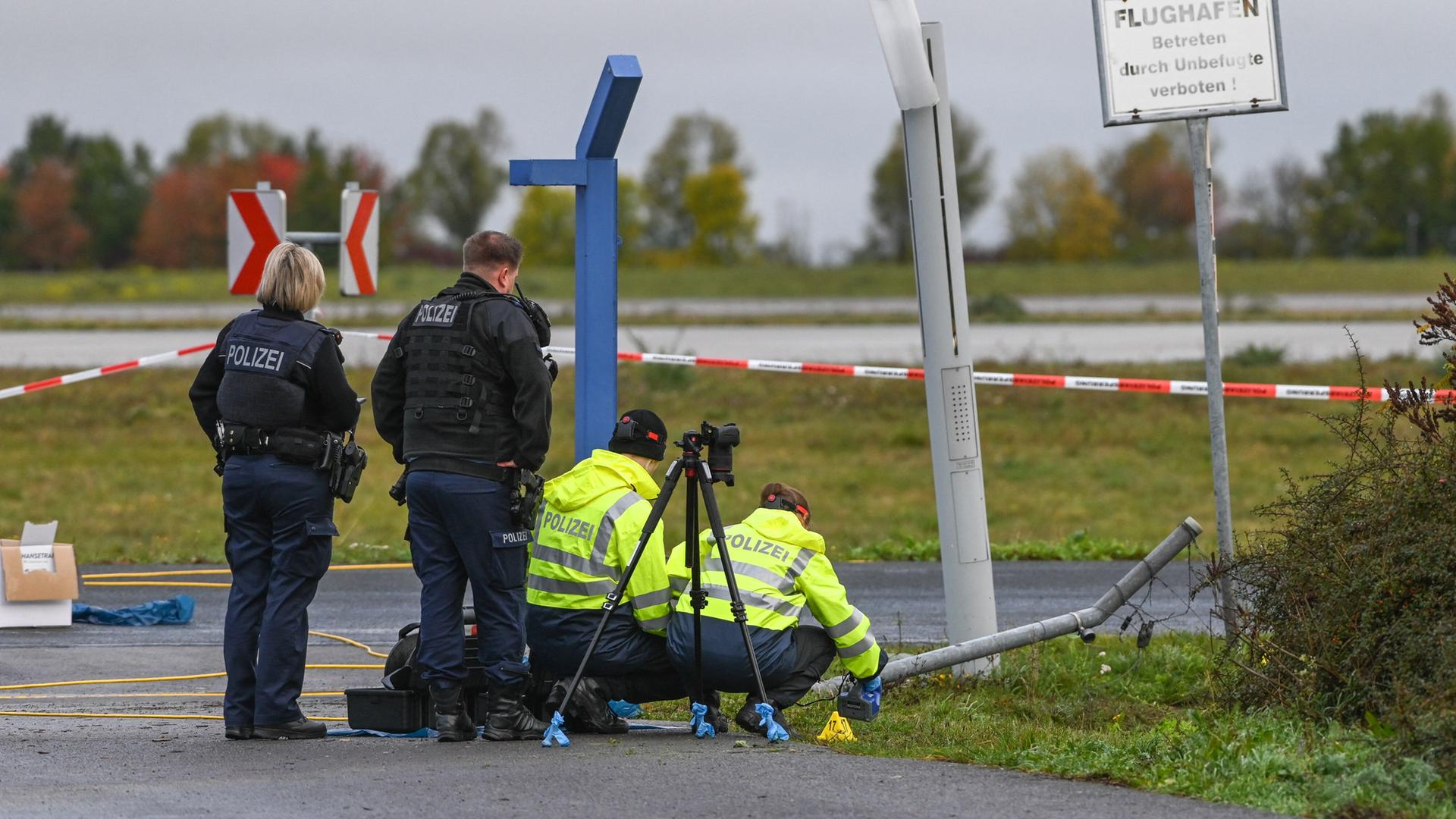 Die Polizei ermittelt nach einem erneuten Sicherheitsvorfall am Flughafen Leipzig/Halle an der Landebahn Nord. Ein Auto hatte nach ersten Erkenntnissen einen Zaun durchbrochen. | picture alliance/dpa | Heiko Rebsch
