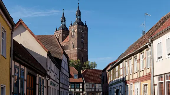 Fachwerkhäuser in der Beusterstrasse und die Petrikirche in Seehausen