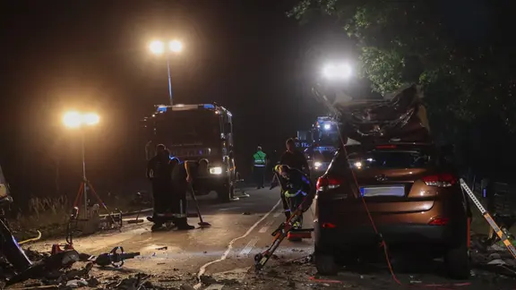 Nach dem Unfall glich die Bundesstraße einem Trümmerfeld.