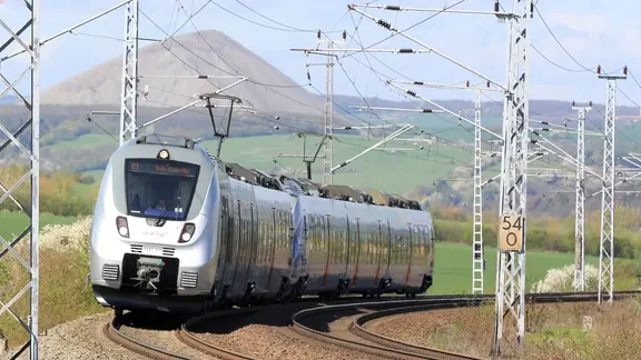 Ein Zug von Abellio fährt am 14.04.2017 vor Sangerhausen (Sachsen-Anhalt) durch die Landschaft Richtung Halle/Saale. 
