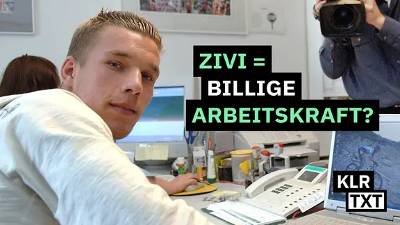 Lukas Podolski tritt seinen Zivildienst an. Er sitzt vor einem Röhrenmonitor.