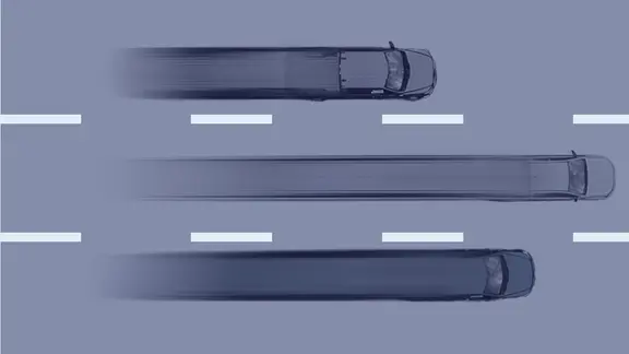 drei autos aus der Vogelperspektive, die über eine Autobahn fahren