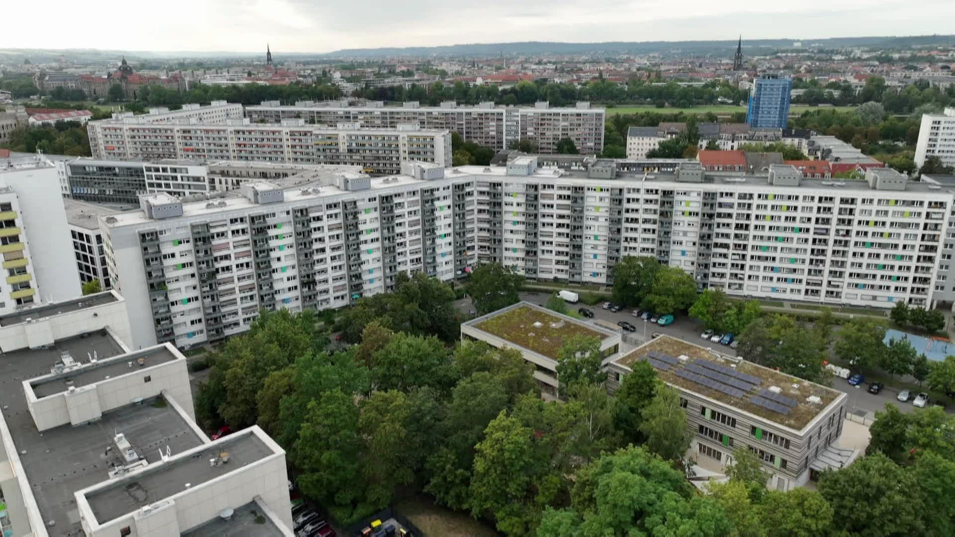 Ein Neubaukomplex hinter einer grünen Fläche. | MDR/Umschau