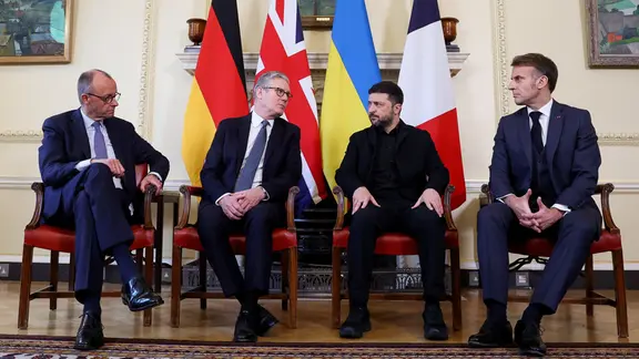 Bundeskanzler Friedrich Merz (l-r), der britische Premierminister Keir Starmer, der ukrainische Präsident Wolodymyr Selenskyj und der französische Präsident Emmanuel Macron treffen sich in der Downing Street 10.