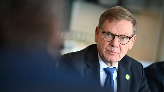 Johann Wadephul (CDU), Bundesaußenminister ist am Rande des Gymnich-Treffens mit Journalisten im Gespräch. 