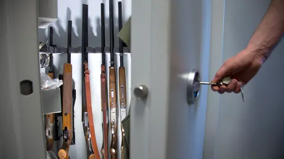 Ein gepanzerter Waffenschrank mit Langwaffen wird geöffnet