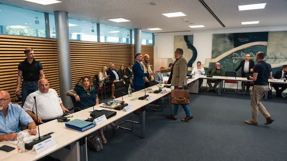 マクデブルクでの AfD 派閥の決定は、首相官邸と国家政策委員会の意見を反映しています。