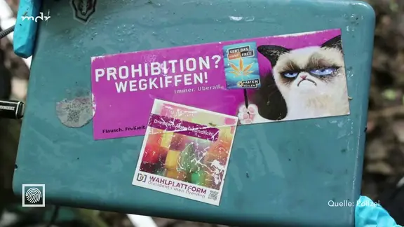 Ein im Wald gefundener Laptop mit auffälligen Aufklebern darauf.