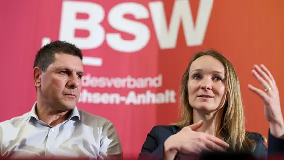 Thomas Schulze und Claudia Wittig, die Spitzenkandidaten des BSW für die Landtagswahl 2026 in Sachsen-Anhalt, sprechen nach ihrer Vorstellung in einer Pressekonferenz.