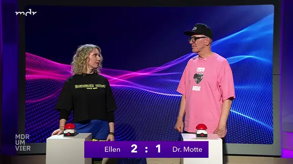 Dr. Motte und Ellen Dosch-Roeingh bei einem Spiel im MDR-Fernsehstudio.