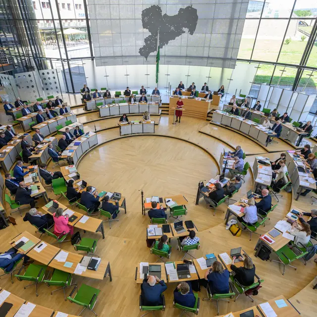 Die Abgeordneten verfolgen während der Sitzung im Sächsischen Landtag die Fachregierungserklärung von Katja Meier (Bündnis90/Die Grünen)