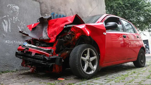 Ein nach einem Unfall beschädigter Pkw