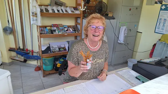 Kassiererin Heike Zölfel arbeitet im Jahnbad in Miltitz und hat immer gute Laune.