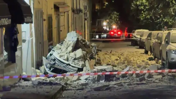 Ein Erdbeben hat die Region um die italienische Stadt Neapel erschüttert. Fassadenteile haben ein Auto stark beschädigt. 