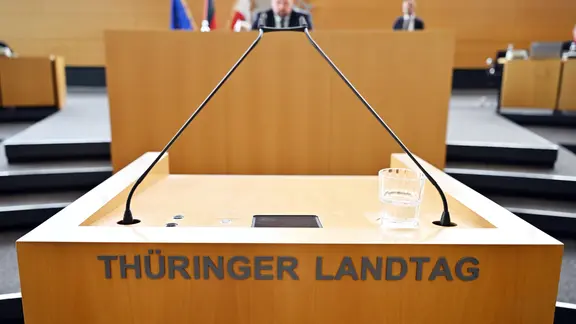 Das Rednerpult im Plenarsaal des Thüringer Landtags