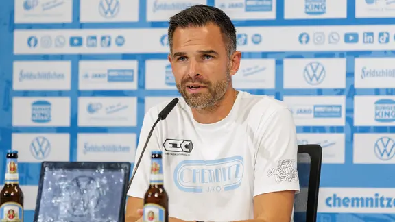 Cheftrainer Benjamin Duda auf einer Pressekonferenz des Chemnitzer FC