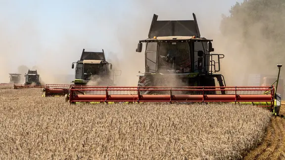 Landwirte ernten Weizen in der Region Charkiw in der Ukraine.