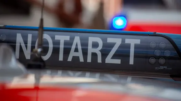 Ein Schild auf einem Autodach mit der Aufschrift "Notarzt"