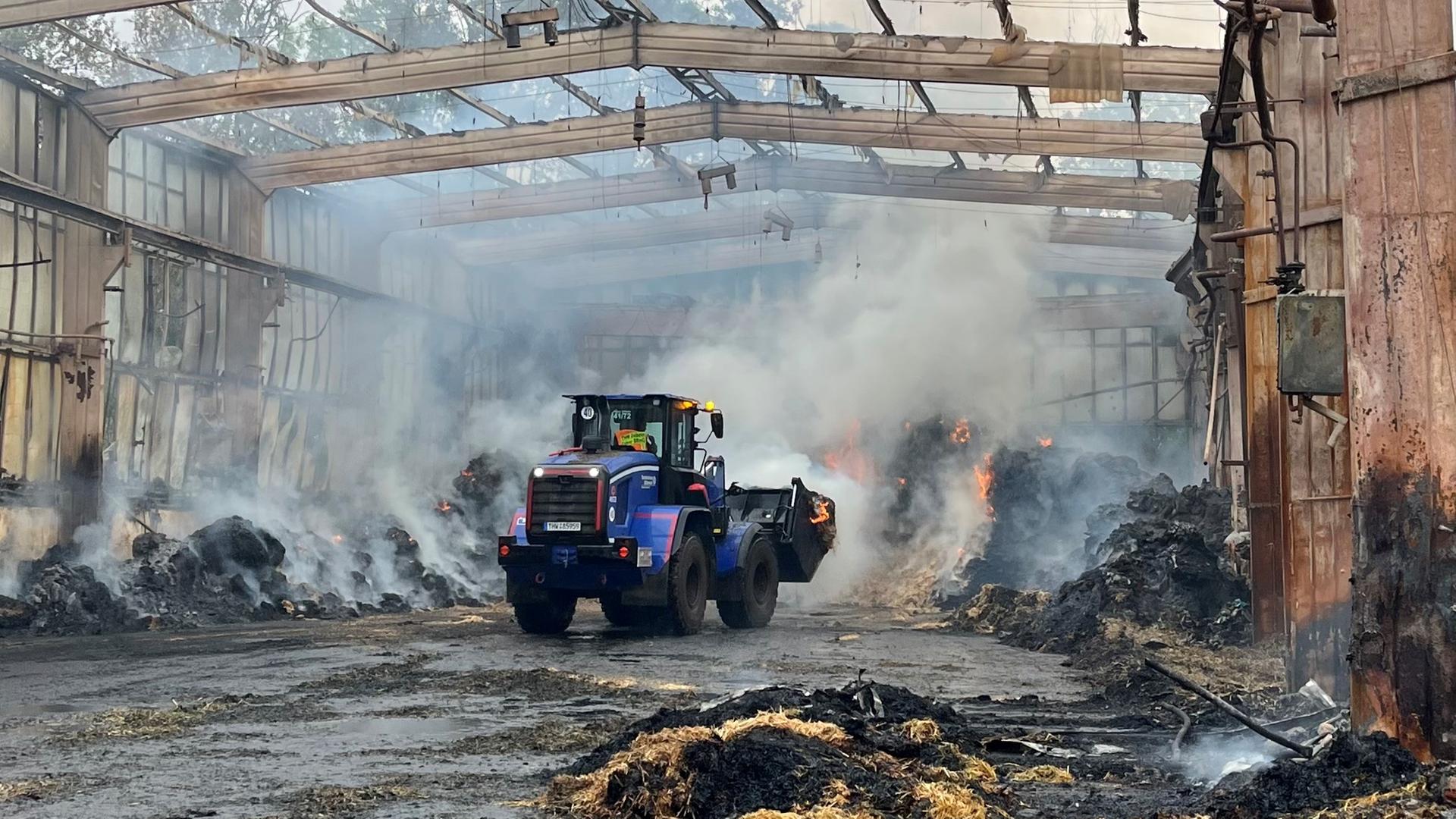 Großbrand von Strohballen in Pegau: Restlöscharbeiten laufen
