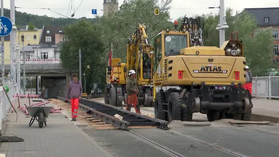 Das Bild zeigt die Paradiesbrücke in Jena auf der neue Schienen verlegt werden. 