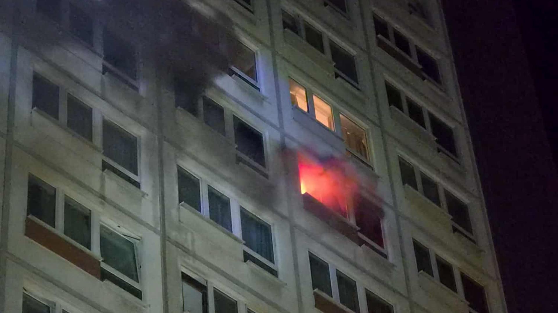 Aus einem Fenster in der zehnten Etage eines Wohnblocks in Leipzig dringen Flammen und Rauch. | EHL Media