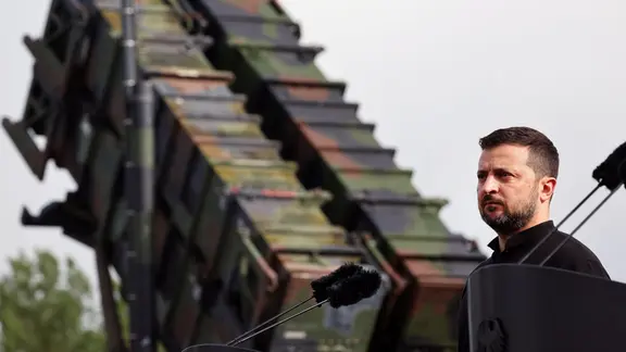 Wolodymyr Selenskyj, Präsident der Ukraine, steht bei seinem Besuch auf einem Truppenübungsplatz vor einem Flugabwehrraketensystem vom Typ «Patriot». (Archivbild) (zu dpa: «Was nützen der Ukraine die Beschlüsse auf dem Nato-Gipfel?»)