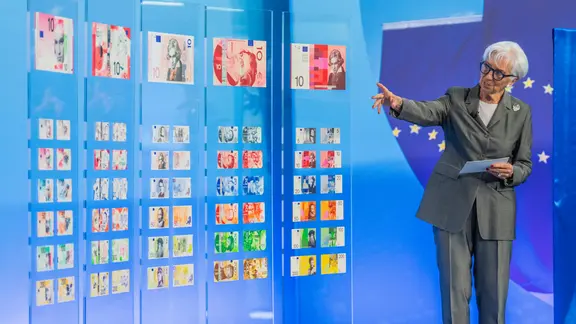 Christine Lagarde, Präsidentin der Europäischen Zentralbank (EZB), stellt die in die engere Wahl gekommenen Entwürfe für die künftigen Euro-Banknoten vor.