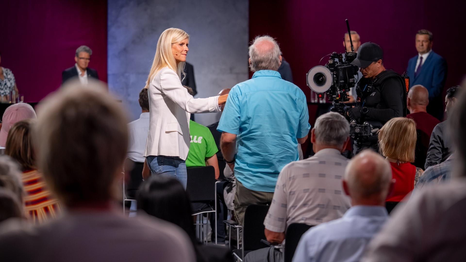 Fakt ist! Wahlarena: Moderatorin Susann Reichenbach nimmt die Frage eines Gastes der Sendung entgegen. | MDR/Andreas Lander