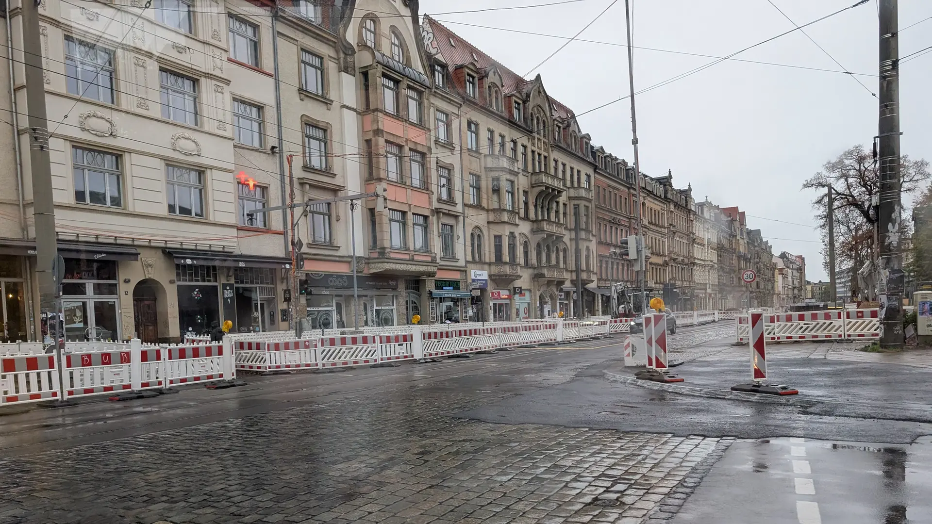 Metertiefe Bohrungen beginnen an Baustelle Köngisbrücker Straße in Dresden